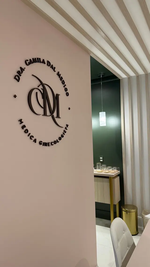 Logotipo da Dra. Camila na parede e copa de cortesias