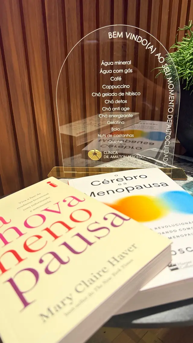 Livros sobre menopausa e menu de cortesias para pacientes