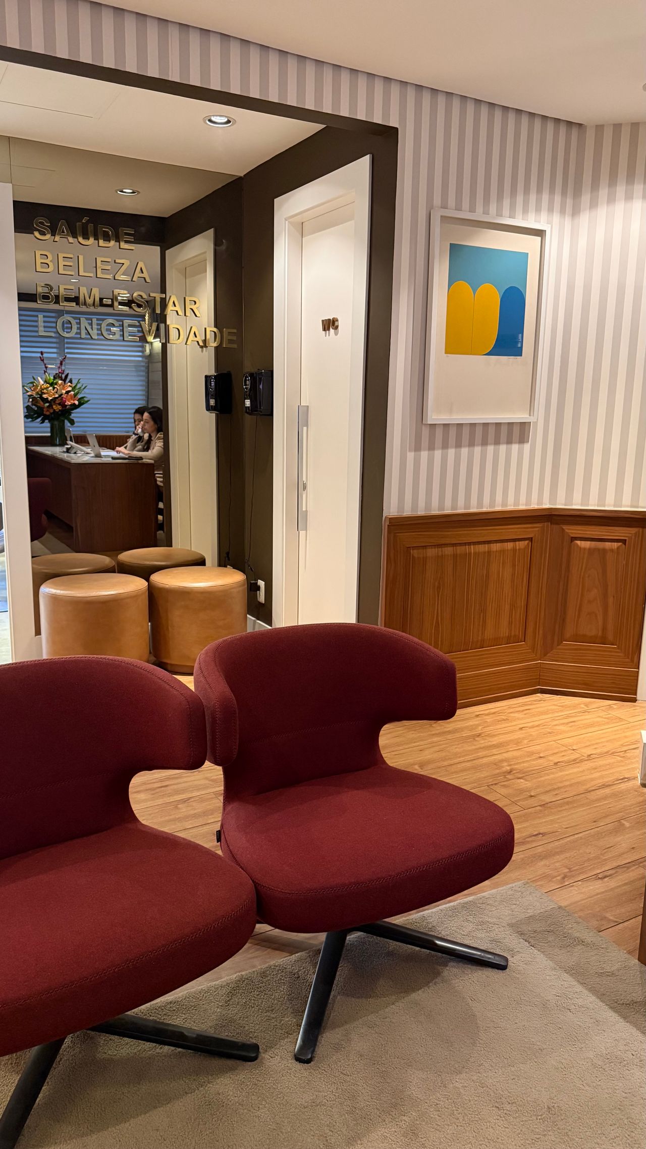 Sala de espera com poltronas vinho