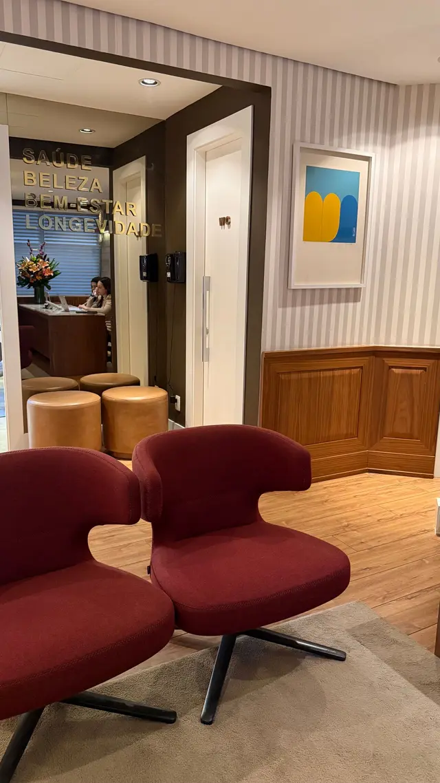 Sala de espera com poltronas vinho