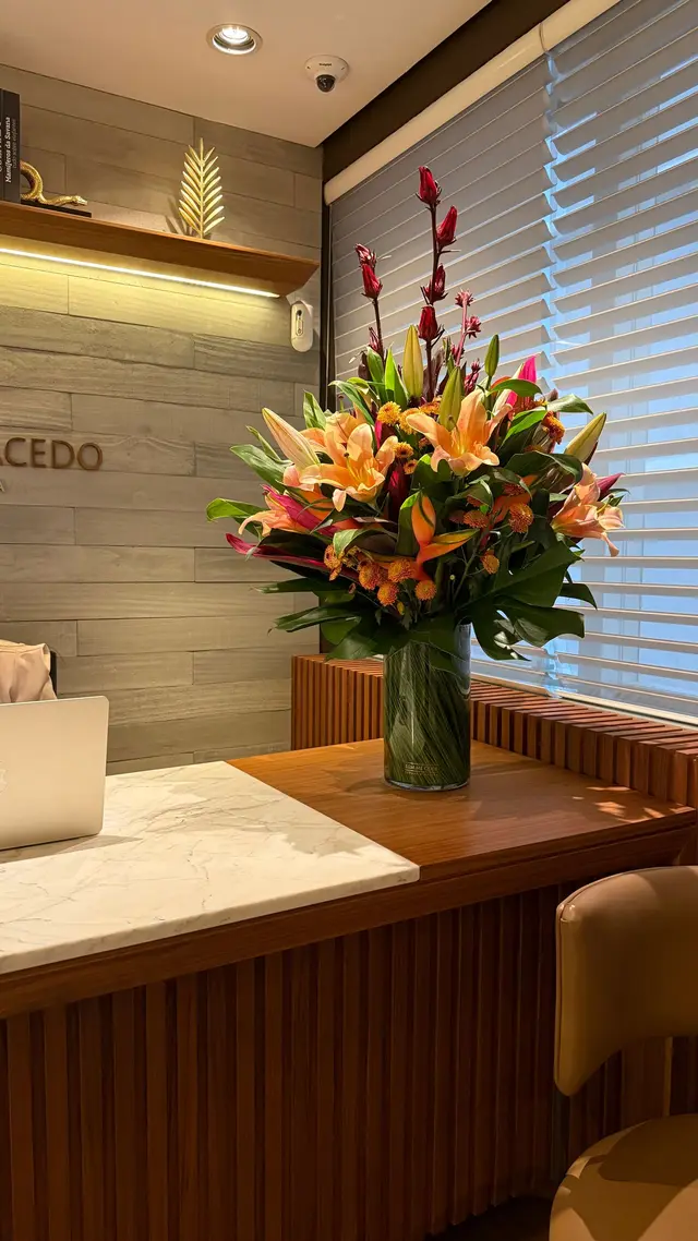 Arranjo de flores na recepção