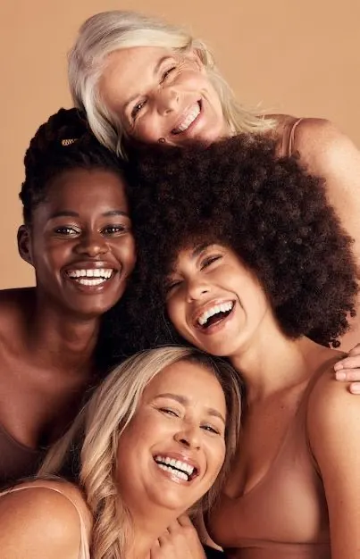 Mulheres de diferentes idades e etnias sorrindo juntas — bem-estar na menopausa e climatério