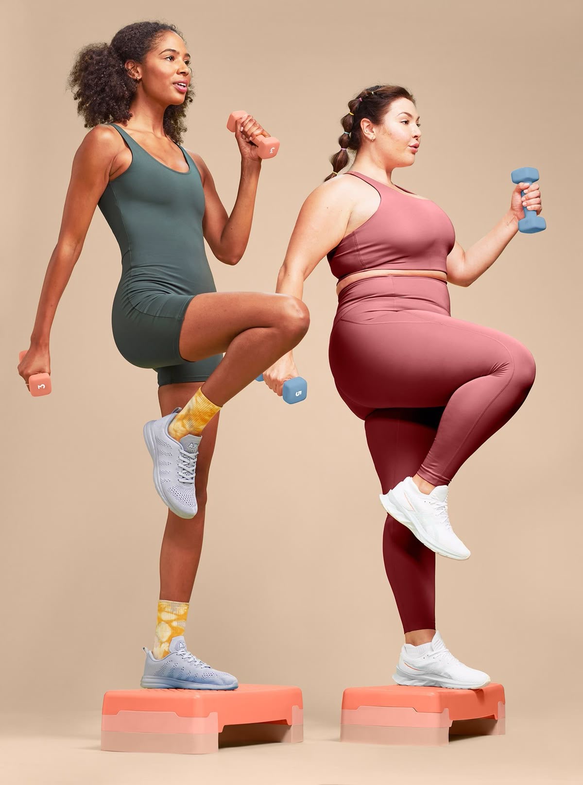 Duas mulheres treinando com pesos — emagrecimento e metabolismo