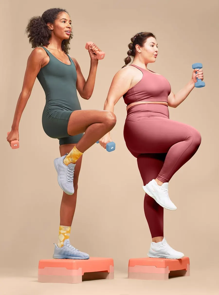 Duas mulheres treinando com pesos — emagrecimento e metabolismo