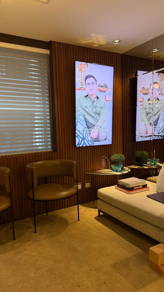 Lounge de espera com painel de madeira