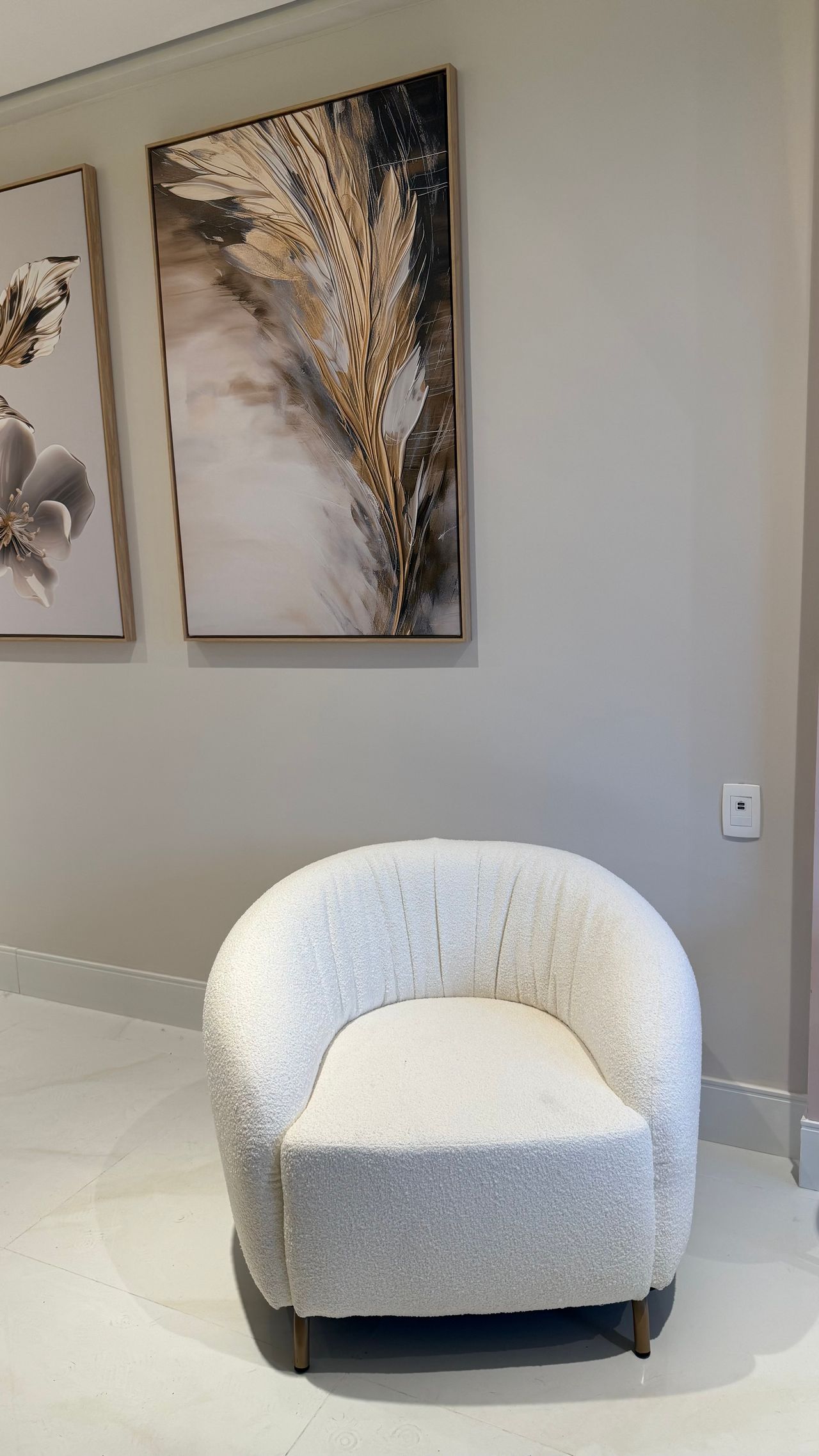 Poltrona da sala de espera com quadros decorativos