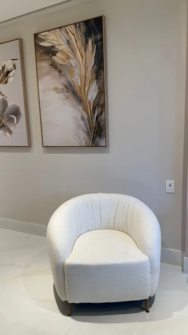 Poltrona da sala de espera com quadros decorativos